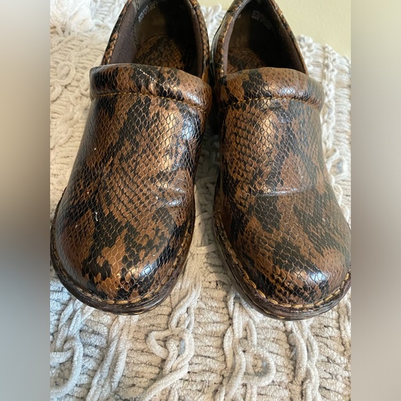 BOC Born Clogs Women’s Size 7.5 Tooled Snake Print Slip On Mules Shoes Brown - Picture 9 of 10